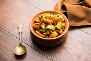 Mix sebze köri - Hint ana yemek tarifi havuç, karnabahar, yeşil bezelye ve fasulye, bebek mısır, kırmızı biber ve paneer / yazlık peynir geleneksel masala ve köri, seçici odak içerir