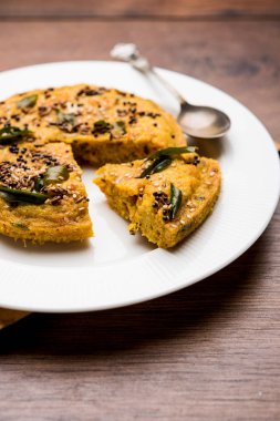 Handvo / handwa Gujarat, Hindistan kökenli bir sebze kek. seçici odaklama