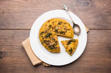 Handvo / handwa Gujarat, Hindistan kökenli bir sebze kek. seçici odaklama