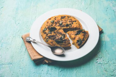 Handvo / handwa Gujarat, Hindistan kökenli bir sebze kek. seçici odaklama