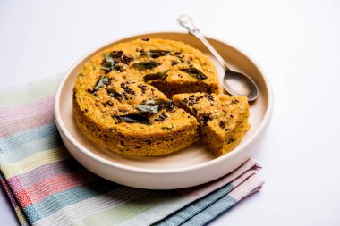 Handvo / handwa Gujarat, Hindistan kökenli bir sebze kek. seçici odaklama