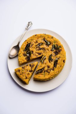 Handvo / handwa Gujarat, Hindistan kökenli bir sebze kek. seçici odaklama