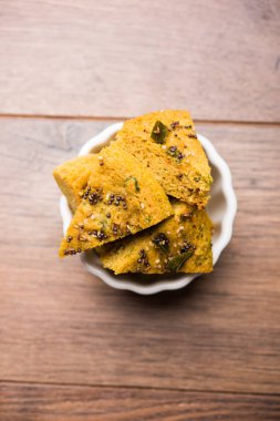 Handvo / handwa Gujarat, Hindistan kökenli bir sebze kek. seçici odaklama