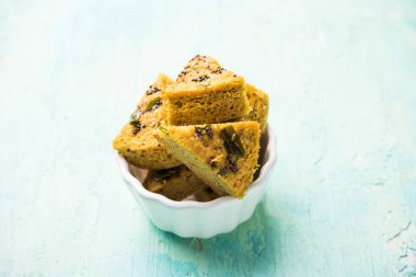 Handvo / handwa Gujarat, Hindistan kökenli bir sebze kek. seçici odaklama