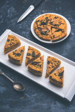 Handvo / handwa Gujarat, Hindistan kökenli bir sebze kek. seçici odaklama