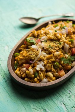 Bhelpuri Chaat / sohbet Hindistan'dan bir yol kenarı lezzetli gıda, bir kase veya tabakta servis edilir. seçici odaklama