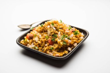 Bhelpuri Chaat / sohbet Hindistan'dan bir yol kenarı lezzetli gıda, bir kase veya tabakta servis edilir. seçici odaklama