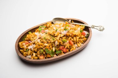 Bhelpuri Chaat / sohbet Hindistan'dan bir yol kenarı lezzetli gıda, bir kase veya tabakta servis edilir. seçici odaklama