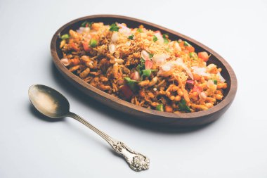 Bhelpuri Chaat / sohbet Hindistan'dan bir yol kenarı lezzetli gıda, bir kase veya tabakta servis edilir. seçici odaklama