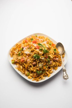 Bhelpuri Chaat / sohbet Hindistan'dan bir yol kenarı lezzetli gıda, bir kase veya tabakta servis edilir. seçici odaklama