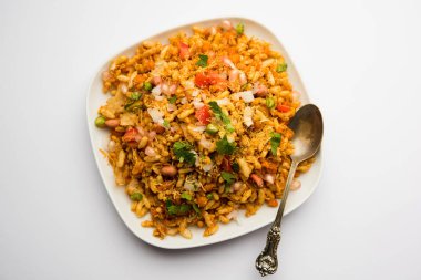 Bhelpuri Chaat / sohbet Hindistan'dan bir yol kenarı lezzetli gıda, bir kase veya tabakta servis edilir. seçici odaklama