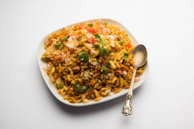 Bhelpuri Chaat / sohbet Hindistan'dan bir yol kenarı lezzetli gıda, bir kase veya tabakta servis edilir. seçici odaklama