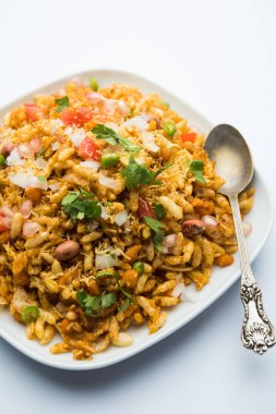 Bhelpuri Chaat / sohbet Hindistan'dan bir yol kenarı lezzetli gıda, bir kase veya tabakta servis edilir. seçici odaklama