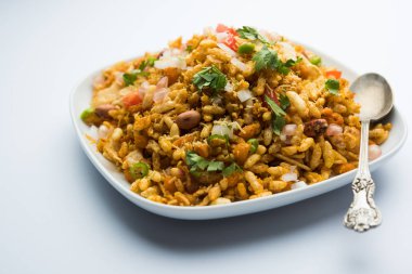 Bhelpuri Chaat / sohbet Hindistan'dan bir yol kenarı lezzetli gıda, bir kase veya tabakta servis edilir. seçici odaklama