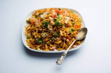 Bhelpuri Chaat / sohbet Hindistan'dan bir yol kenarı lezzetli gıda, bir kase veya tabakta servis edilir. seçici odaklama