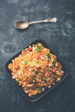 Bhelpuri Chaat / sohbet Hindistan'dan bir yol kenarı lezzetli gıda, bir kase veya tabakta servis edilir. seçici odaklama