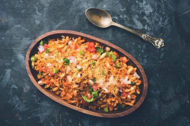 Bhelpuri Chaat / sohbet Hindistan'dan bir yol kenarı lezzetli gıda, bir kase veya tabakta servis edilir. seçici odaklama