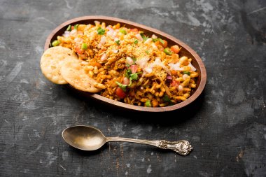Bhelpuri Chaat / sohbet Hindistan'dan bir yol kenarı lezzetli gıda, bir kase veya tabakta servis edilir. seçici odaklama
