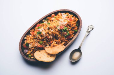 Bhelpuri Chaat / sohbet Hindistan'dan bir yol kenarı lezzetli gıda, bir kase veya tabakta servis edilir. seçici odaklama