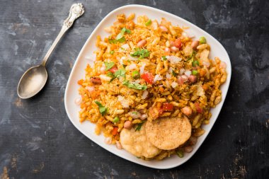 Bhelpuri Chaat / sohbet Hindistan'dan bir yol kenarı lezzetli gıda, bir kase veya tabakta servis edilir. seçici odaklama