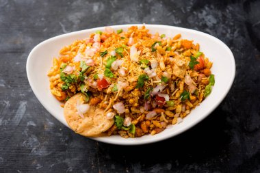 Bhelpuri Chaat / sohbet Hindistan'dan bir yol kenarı lezzetli gıda, bir kase veya tabakta servis edilir. seçici odaklama
