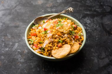 Bhelpuri Chaat / sohbet Hindistan'dan bir yol kenarı lezzetli gıda, bir kase veya tabakta servis edilir. seçici odaklama