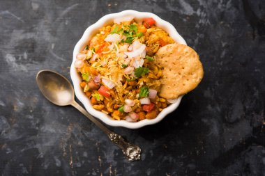 Bhelpuri Chaat / sohbet Hindistan'dan bir yol kenarı lezzetli gıda, bir kase veya tabakta servis edilir. seçici odaklama