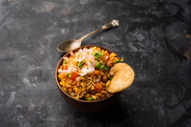 Bhelpuri Chaat / sohbet Hindistan'dan bir yol kenarı lezzetli gıda, bir kase veya tabakta servis edilir. seçici odaklama