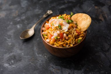 Bhelpuri Chaat / sohbet Hindistan'dan bir yol kenarı lezzetli gıda, bir kase veya tabakta servis edilir. seçici odaklama