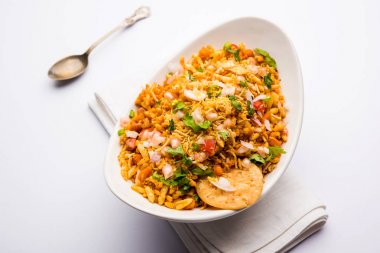 Bhelpuri Chaat / sohbet Hindistan'dan bir yol kenarı lezzetli gıda, bir kase veya tabakta servis edilir. seçici odaklama