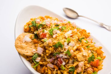 Bhelpuri Chaat / sohbet Hindistan'dan bir yol kenarı lezzetli gıda, bir kase veya tabakta servis edilir. seçici odaklama