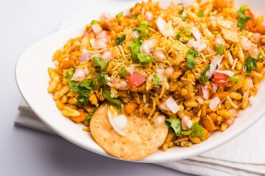 Bhelpuri Chaat / sohbet Hindistan'dan bir yol kenarı lezzetli gıda, bir kase veya tabakta servis edilir. seçici odaklama