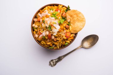 Bhelpuri Chaat / sohbet Hindistan'dan bir yol kenarı lezzetli gıda, bir kase veya tabakta servis edilir. seçici odaklama