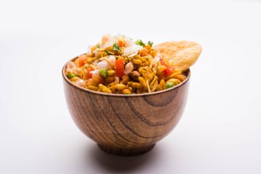 Bhelpuri Chaat / sohbet Hindistan'dan bir yol kenarı lezzetli gıda, bir kase veya tabakta servis edilir. seçici odaklama