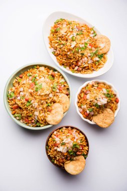 Bhelpuri Chaat / sohbet Hindistan'dan bir yol kenarı lezzetli gıda, bir kase veya tabakta servis edilir. seçici odaklama