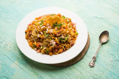 Bhelpuri Chaat / sohbet Hindistan'dan bir yol kenarı lezzetli gıda, bir kase veya tabakta servis edilir. seçici odaklama