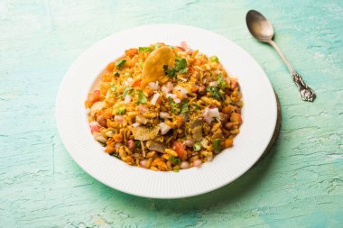 Bhelpuri Chaat / sohbet Hindistan'dan bir yol kenarı lezzetli gıda, bir kase veya tabakta servis edilir. seçici odaklama