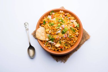 Bhelpuri Chaat / sohbet Hindistan'dan bir yol kenarı lezzetli gıda, bir kase veya tabakta servis edilir. seçici odaklama