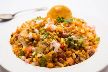Bhelpuri Chaat / sohbet Hindistan'dan bir yol kenarı lezzetli gıda, bir kase veya tabakta servis edilir. seçici odaklama