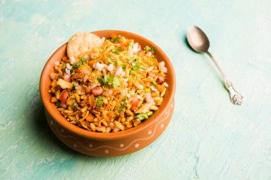 Bhelpuri Chaat / sohbet Hindistan'dan bir yol kenarı lezzetli gıda, bir kase veya tabakta servis edilir. seçici odaklama