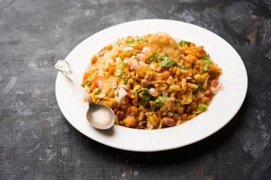 Bhelpuri Chaat / sohbet Hindistan'dan bir yol kenarı lezzetli gıda, bir kase veya tabakta servis edilir. seçici odaklama