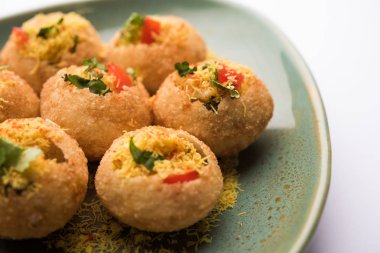 Sev puri - Hint çerez ve chaat bir tür. Maharashtra mumbai / pune popüler. bu bir yol kenarında gıda da restoranlarda bir başlangıç olarak görev