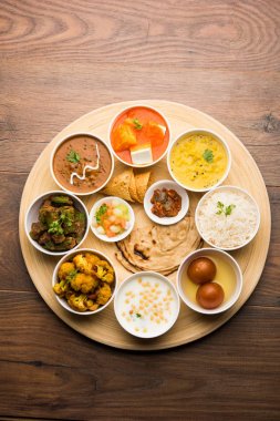 Hint gıda tabağı / Hindu Veg Thali, seçici odak