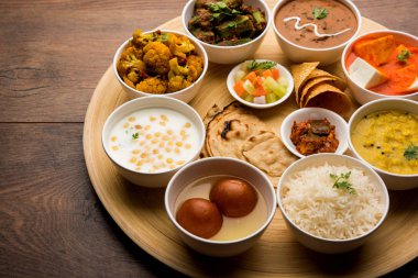 Hint gıda tabağı / Hindu Veg Thali, seçici odak