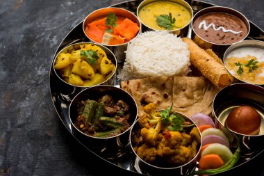 Hint gıda tabağı / Hindu Veg Thali, seçici odak