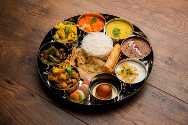 Hint gıda tabağı / Hindu Veg Thali, seçici odak