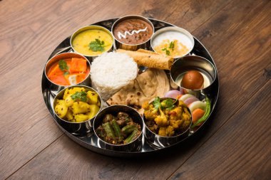 Hint gıda tabağı / Hindu Veg Thali, seçici odak