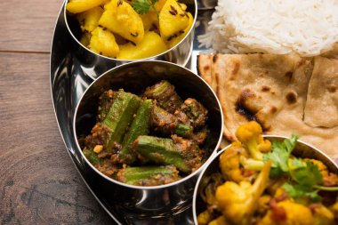 Hint gıda tabağı / Hindu Veg Thali, seçici odak