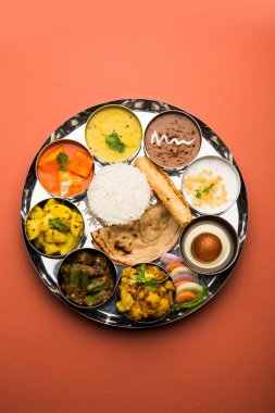 Hint gıda tabağı / Hindu Veg Thali, seçici odak