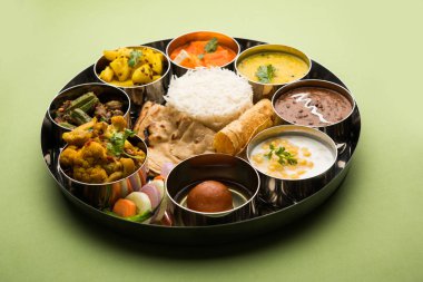 Hint gıda tabağı / Hindu Veg Thali, seçici odak